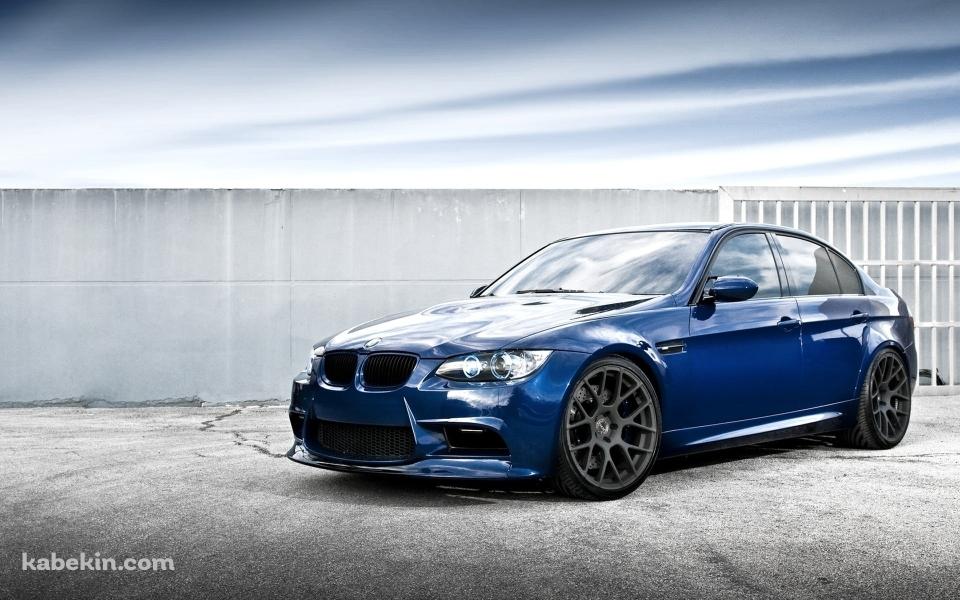白い塀と青いBMWの壁紙(960px x 600px) 高画質 PC・デスクトップ用
