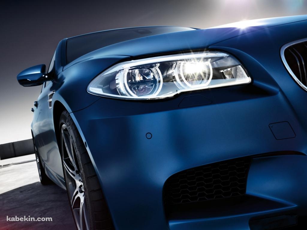 停車する青いBMW M5 / かっこいいの壁紙(1024px x 768px) 高画質 PC・デスクトップ用