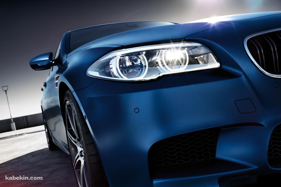 停車する青いBMW M5 / かっこいいの壁紙(1152px x 768px) 高画質 PC・デスクトップ用