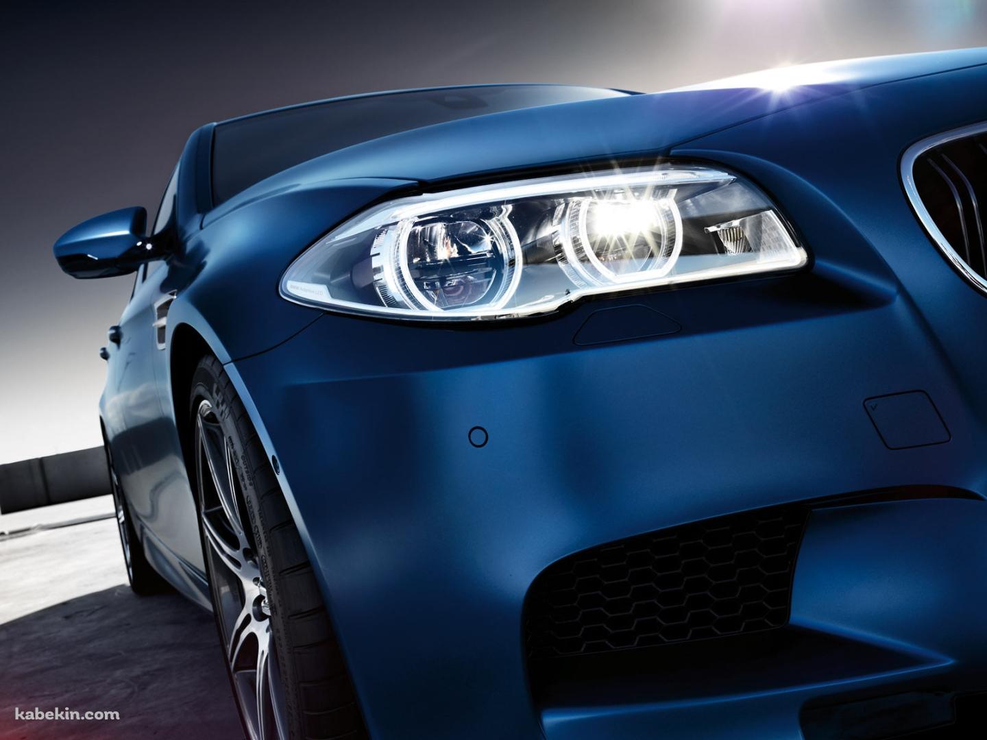 停車する青いBMW M5 / かっこいいの壁紙(1440px x 1080px) 高画質 PC・デスクトップ用