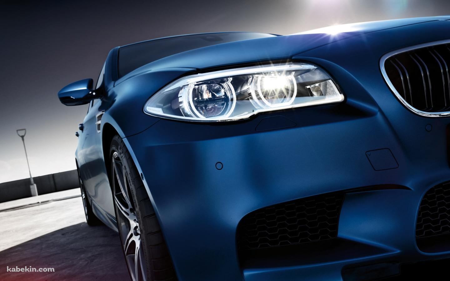 停車する青いBMW M5 / かっこいいの壁紙(1440px x 900px) 高画質 PC・デスクトップ用