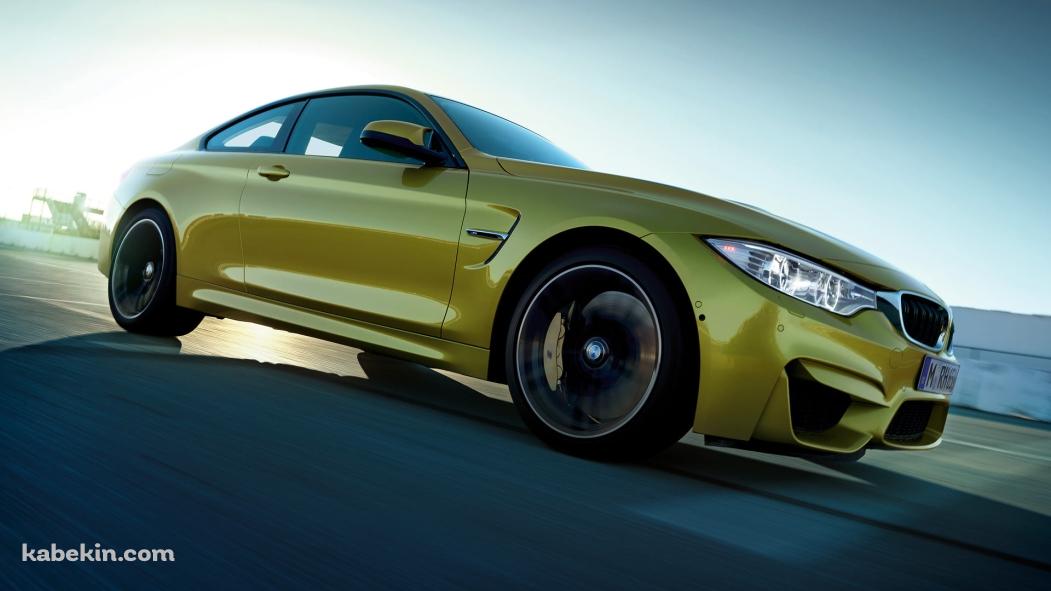 走行する黄色いBMW M4 クーペの壁紙(1051px x 591px) 高画質 PC・デスクトップ用