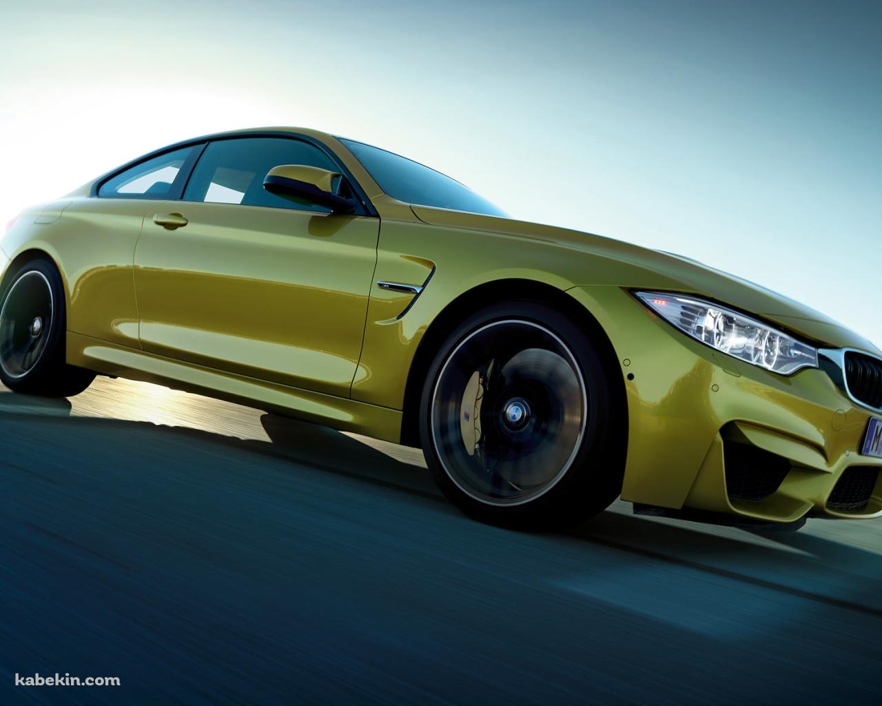 走行する黄色いBMW M4 クーペの壁紙(1280px x 1024px) 高画質 PC・デスクトップ用