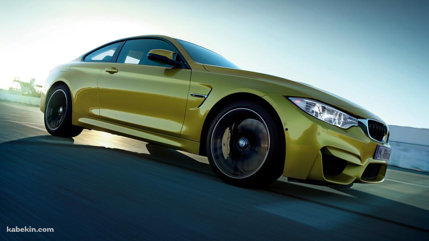 走行する黄色いBMW M4 クーペの壁紙(1391px x 783px) 高画質 PC・デスクトップ用