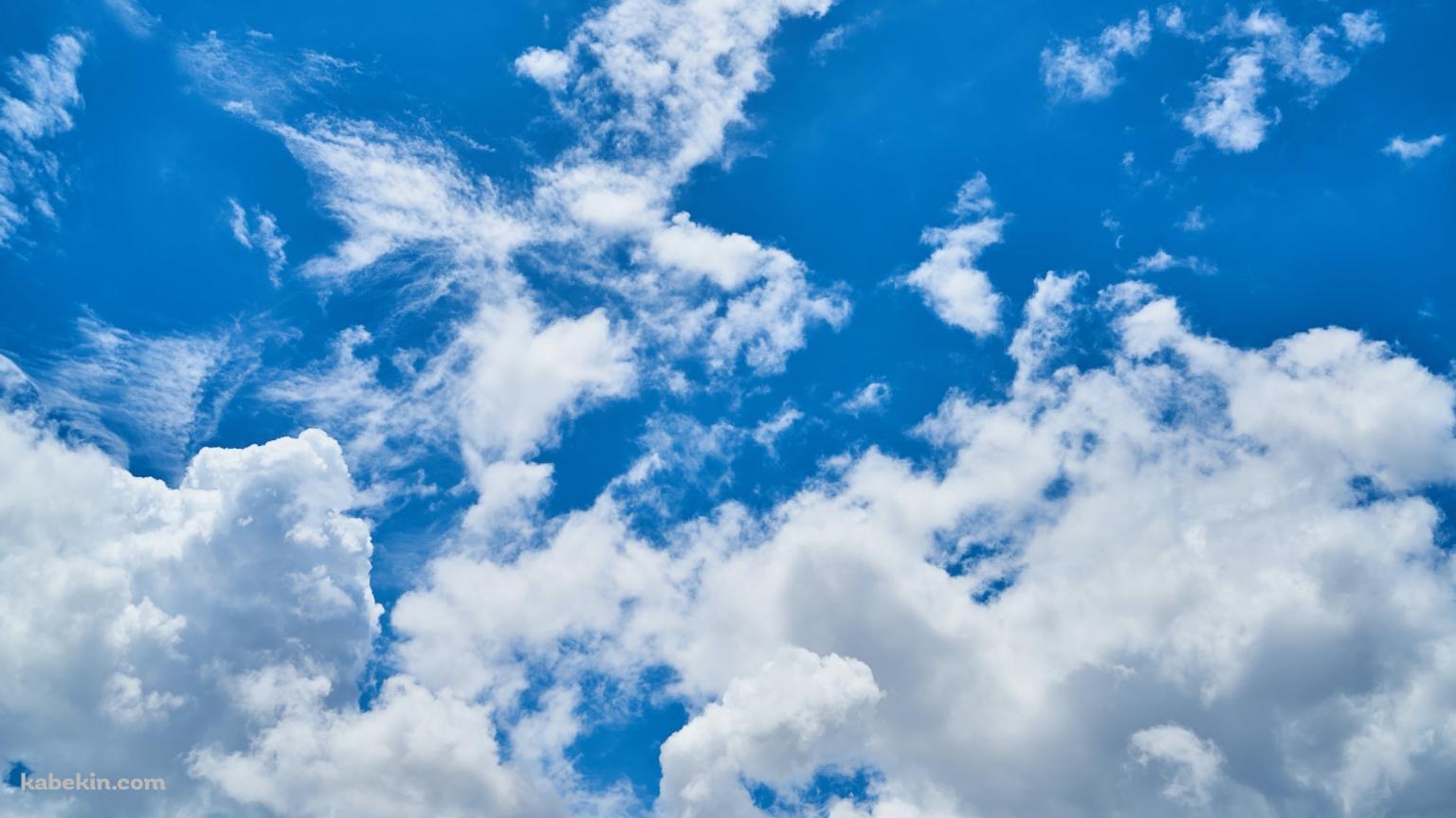 青空 / 風になびく雲の壁紙(1536px x 864px) 高画質 PC・デスクトップ用