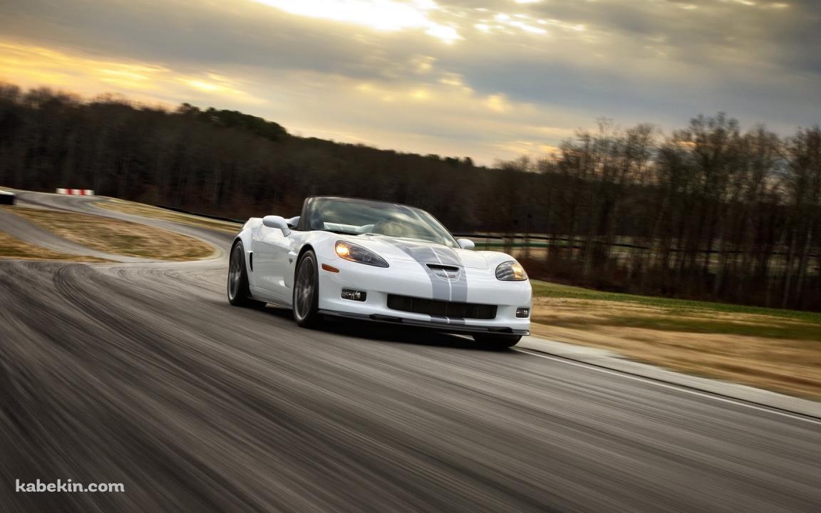 疾走する白いシボレー コルベット / かっこいい / White Chevrolet Corvetteの壁紙(1152px x 720px) 高画質 PC・デスクトップ用