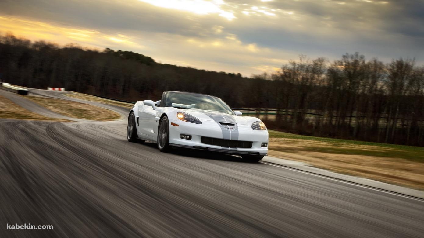 疾走する白いシボレー コルベット / かっこいい / White Chevrolet Corvetteの壁紙(1391px x 783px) 高画質 PC・デスクトップ用