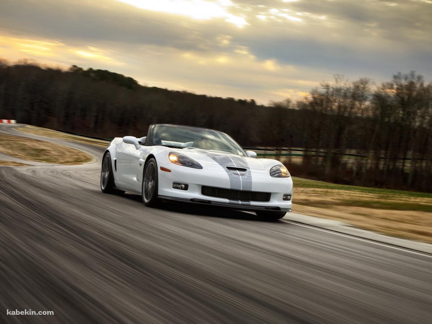 疾走する白いシボレー コルベット / かっこいい / White Chevrolet Corvetteの壁紙(1400px x 1050px) 高画質 PC・デスクトップ用