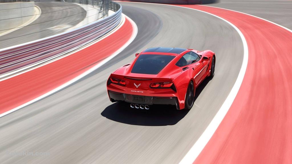 疾走する赤いシボレー コルベット / かっこいい / Red Chevrolet Corvetteの壁紙(1024px x 576px) 高画質 PC・デスクトップ用