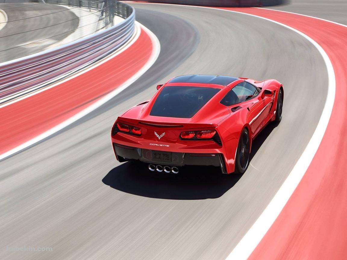 疾走する赤いシボレー コルベット / かっこいい / Red Chevrolet Corvetteの壁紙(1152px x 864px) 高画質 PC・デスクトップ用