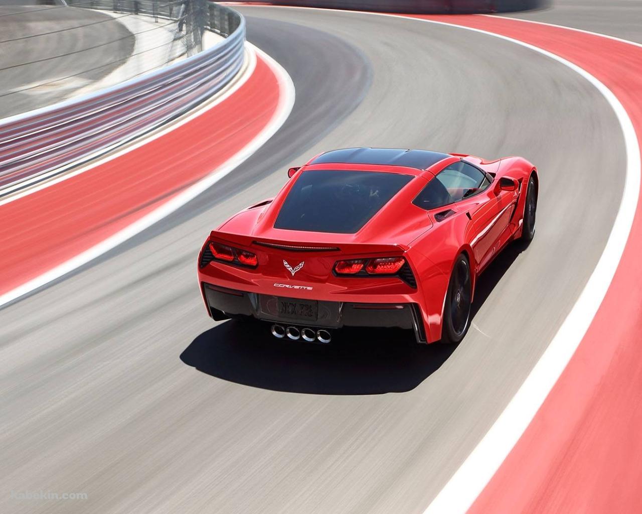 疾走する赤いシボレー コルベット / かっこいい / Red Chevrolet Corvetteの壁紙(1280px x 1024px) 高画質 PC・デスクトップ用