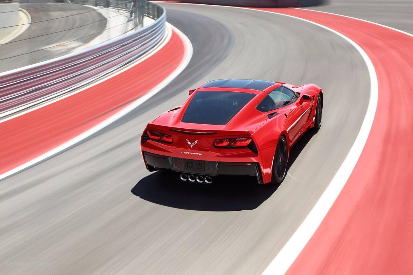 疾走する赤いシボレー コルベット / かっこいい / Red Chevrolet Corvetteの壁紙(1440px x 960px) 高画質 PC・デスクトップ用