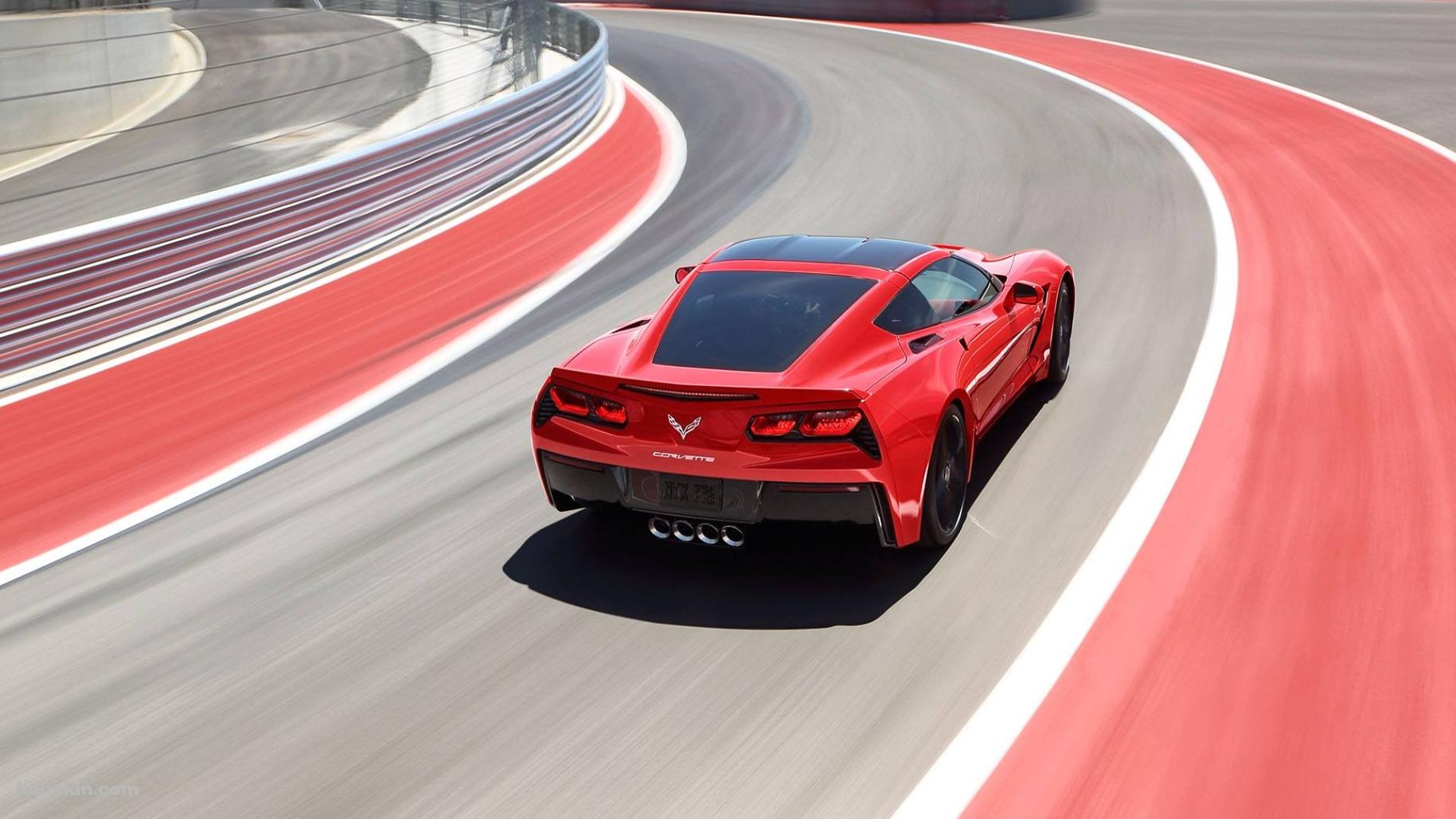 疾走する赤いシボレー コルベット / かっこいい / Red Chevrolet Corvetteの壁紙(1829px x 1029px) 高画質 PC・デスクトップ用