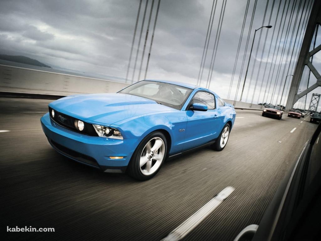 橋を渡る水色のフォード マスタングの壁紙(1024px x 768px) 高画質 PC・デスクトップ用
