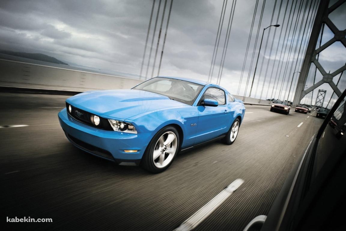 橋を渡る水色のフォード マスタングの壁紙(1152px x 768px) 高画質 PC・デスクトップ用