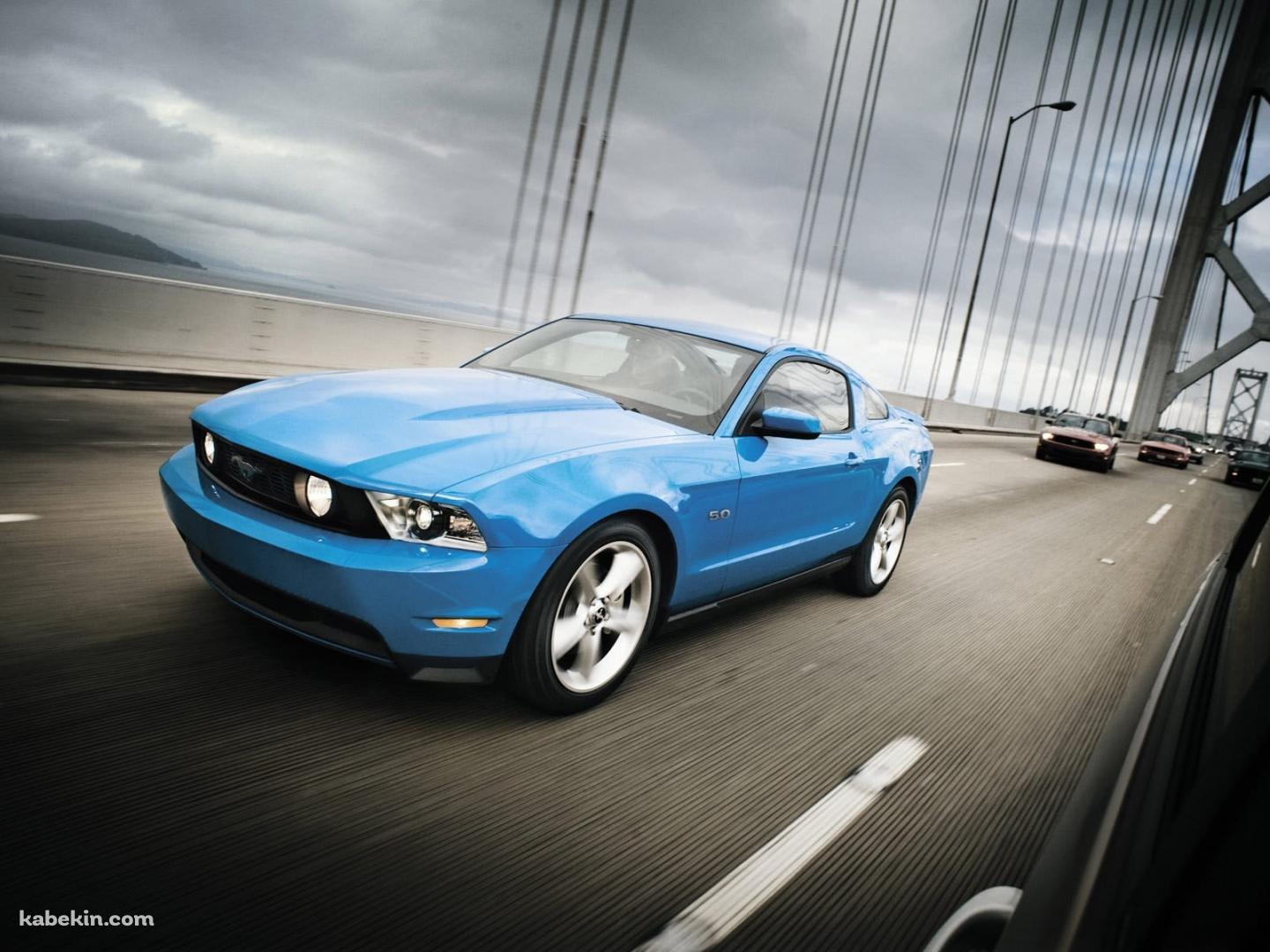 橋を渡る水色のフォード マスタングの壁紙(1440px x 1080px) 高画質 PC・デスクトップ用
