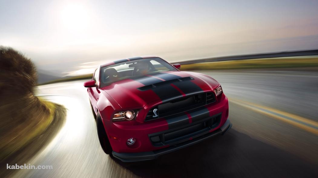 コーナーを曲がる赤色のフォード・マスタングシェルビーGT500の壁紙(1051px x 591px) 高画質 PC・デスクトップ用
