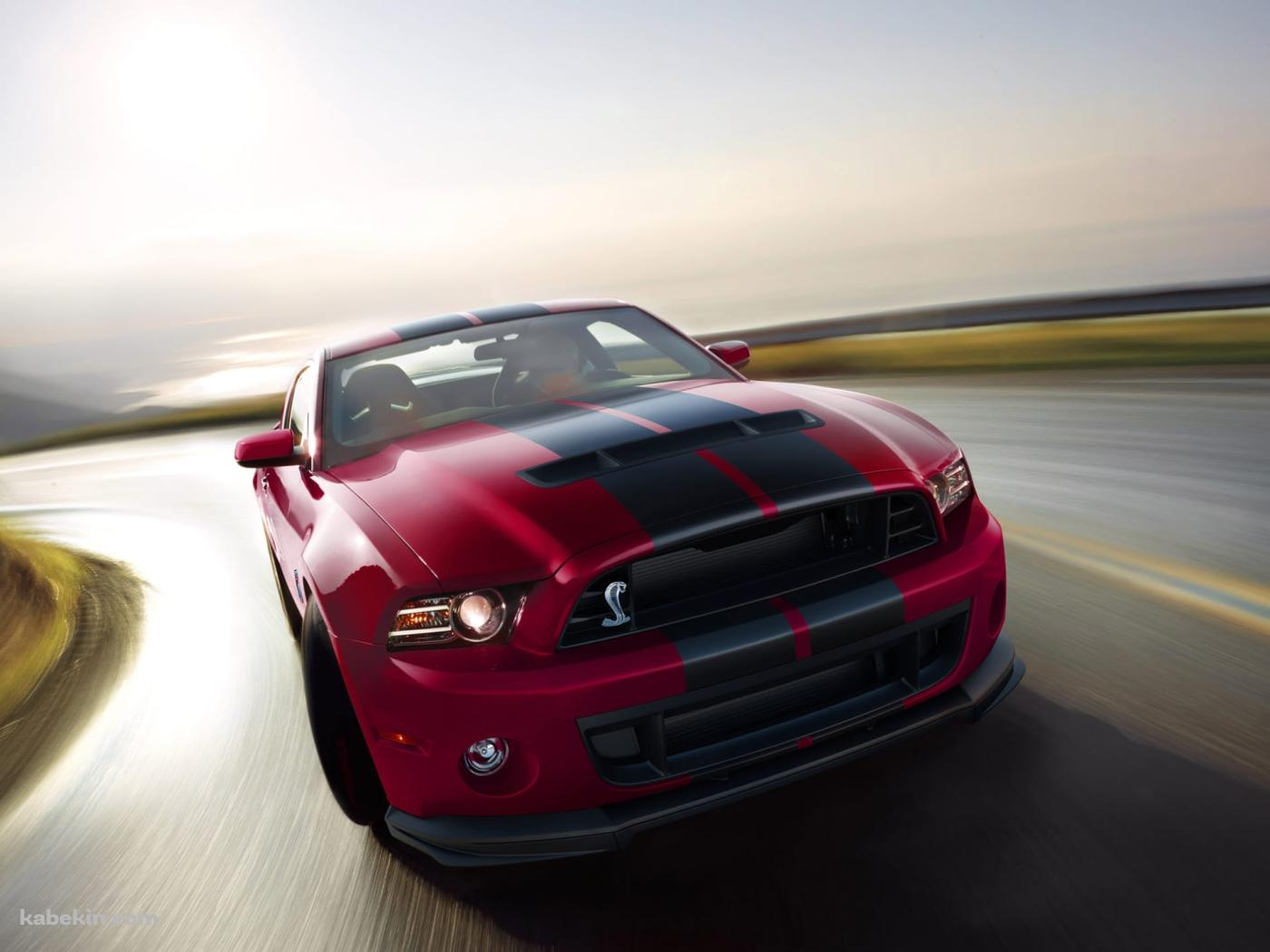 コーナーを曲がる赤色のフォード・マスタングシェルビーGT500の壁紙(1400px x 1050px) 高画質 PC・デスクトップ用