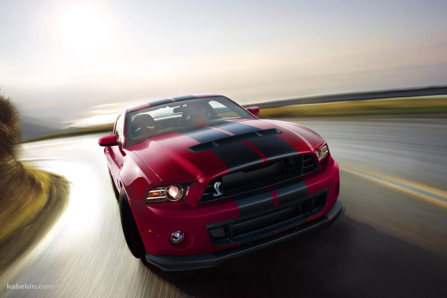 コーナーを曲がる赤色のフォード・マスタングシェルビーGT500の壁紙(1440px x 960px) 高画質 PC・デスクトップ用