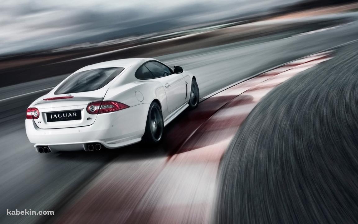 レース場を疾走する白いジャガーの壁紙(1152px x 720px) 高画質 PC・デスクトップ用