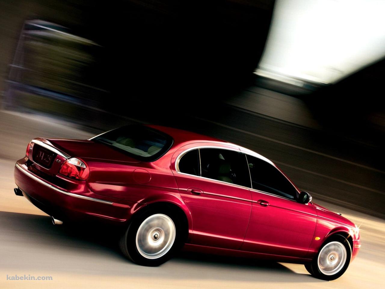 街中を疾走する赤いジャガー Sタイプの壁紙(1280px x 960px) 高画質 PC・デスクトップ用