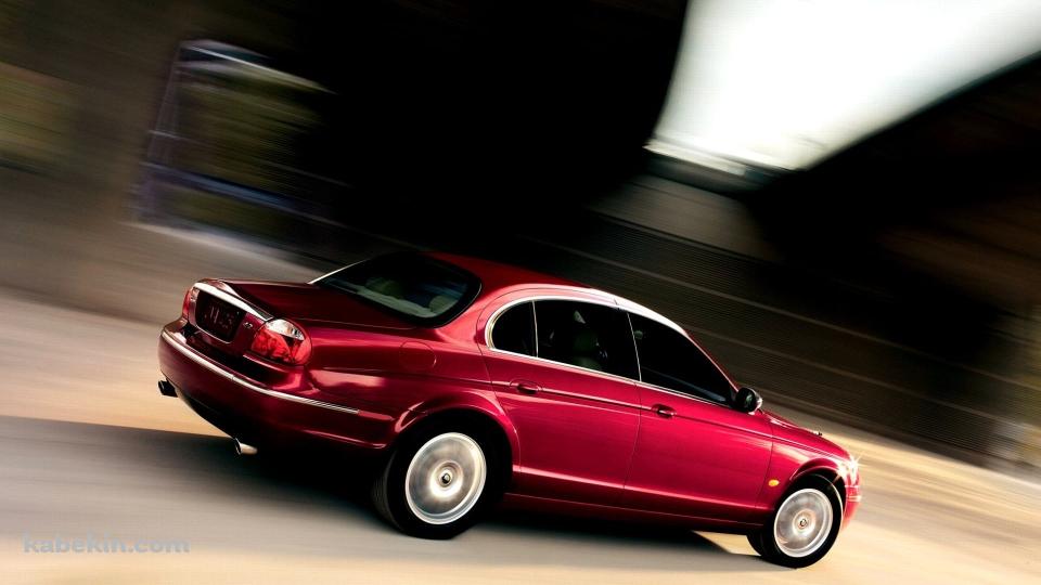 街中を疾走する赤いジャガー Sタイプの壁紙(960px x 540px) 高画質 PC・デスクトップ用