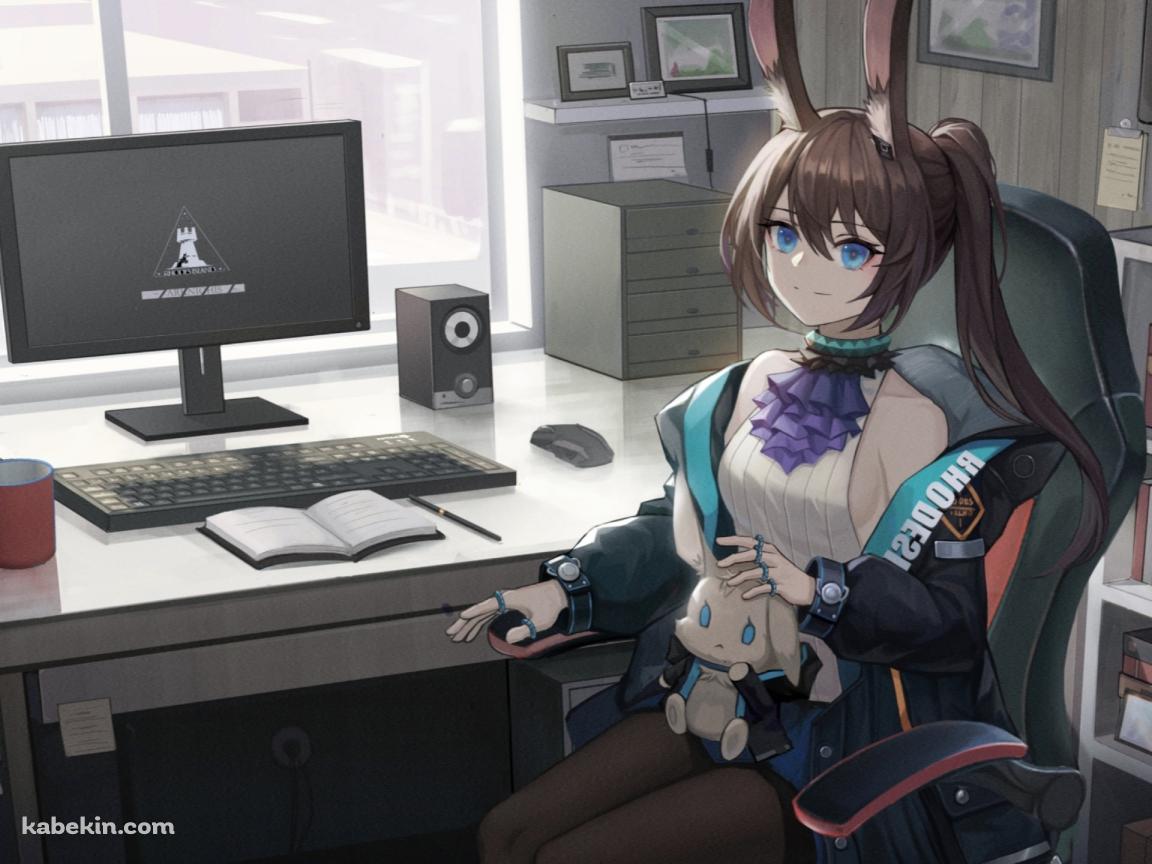 自宅の黒い椅子に座るアーミヤ / アークナイツの壁紙(1152px x 864px) 高画質 PC・デスクトップ用