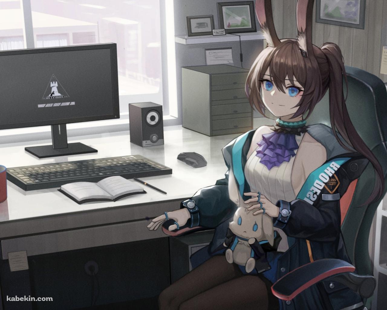 自宅の黒い椅子に座るアーミヤ / アークナイツの壁紙(1280px x 1024px) 高画質 PC・デスクトップ用