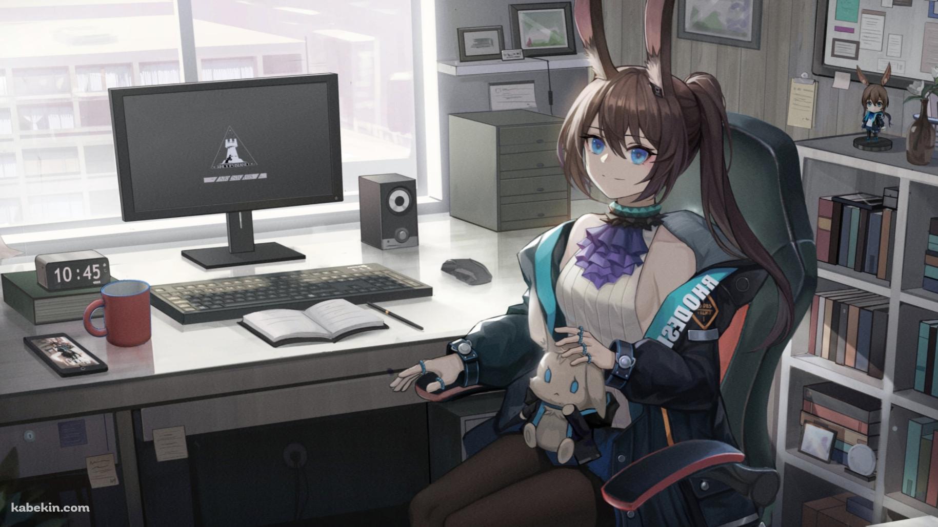 自宅の黒い椅子に座るアーミヤ / アークナイツの壁紙(1829px x 1029px) 高画質 PC・デスクトップ用