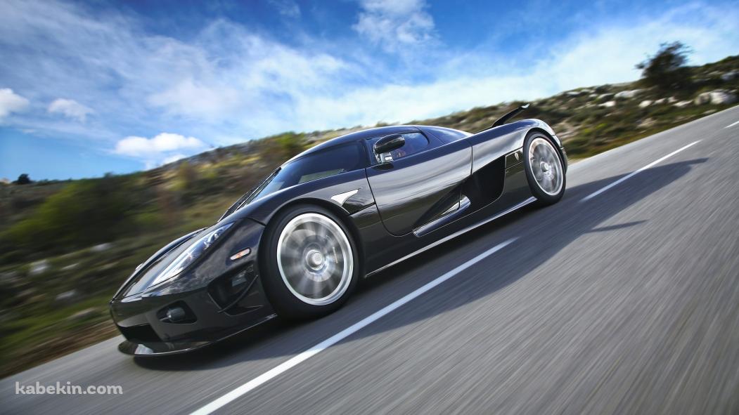 道路を走行するかっこいいケーニグセグ / Koenigsegg / スウェーデンの壁紙(1051px x 591px) 高画質 PC・デスクトップ用