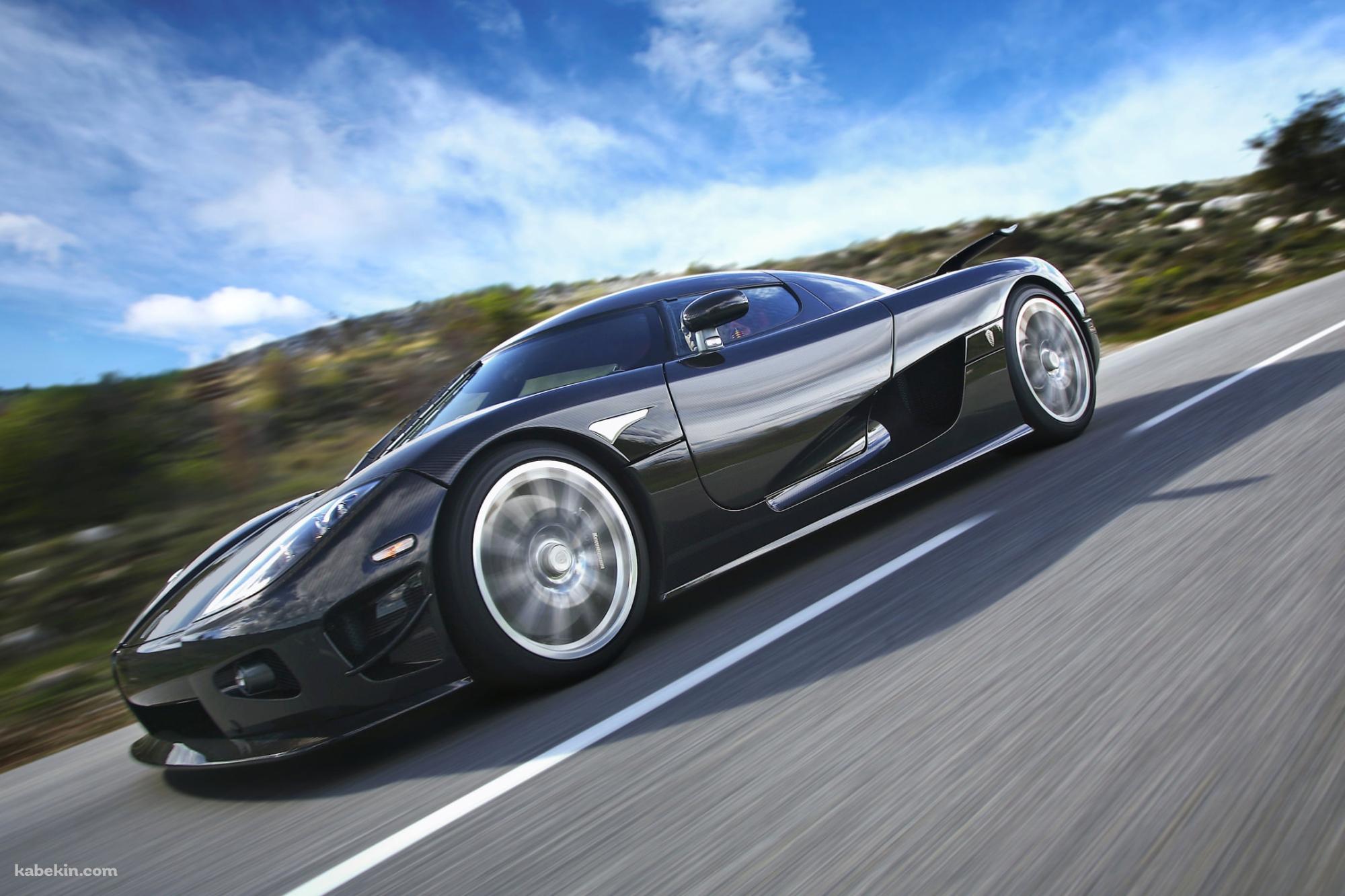 道路を走行するかっこいいケーニグセグ / Koenigsegg / スウェーデンの壁紙(2000px x 1333px) 高画質 PC・デスクトップ用