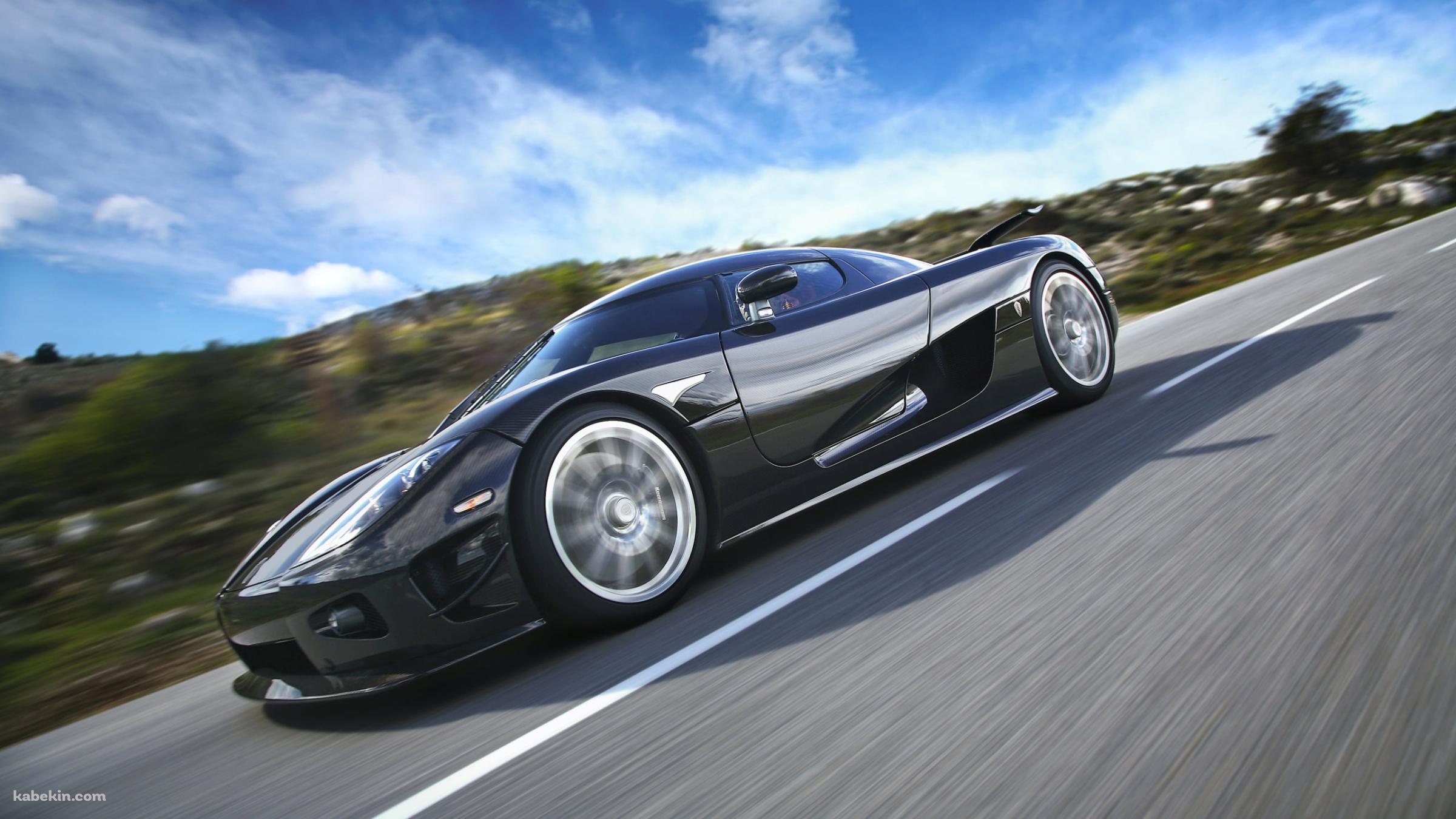 道路を走行するかっこいいケーニグセグ / Koenigsegg / スウェーデンの壁紙(2400px x 1350px) 高画質 PC・デスクトップ用