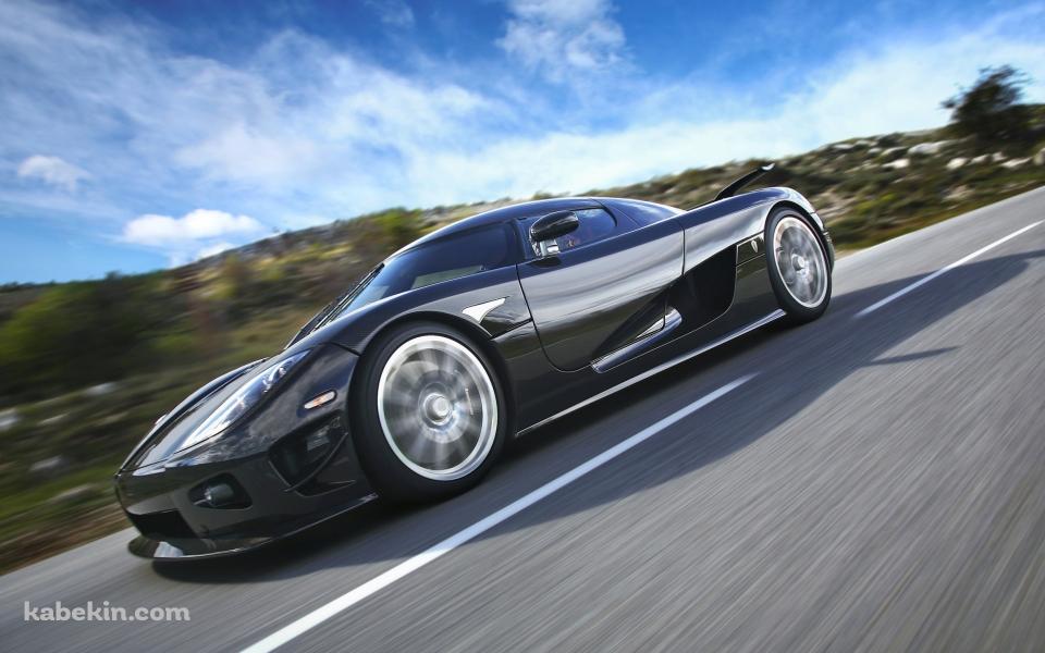 道路を走行するかっこいいケーニグセグ / Koenigsegg / スウェーデンの壁紙(960px x 600px) 高画質 PC・デスクトップ用