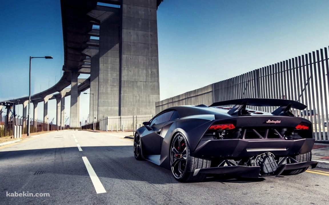 モノレールの軌道桁と黒いランボルギーニの壁紙(1152px x 720px) 高画質 PC・デスクトップ用