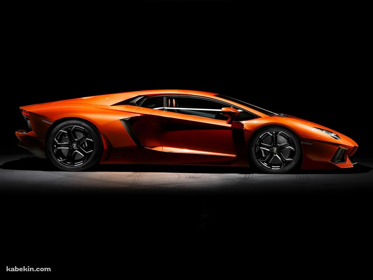 暗闇の中、停車するオレンジのランボルギーニの壁紙(1280px x 960px) 高画質 PC・デスクトップ用
