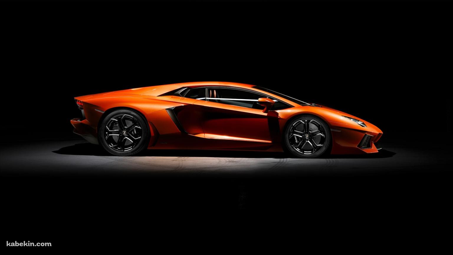 暗闇の中、停車するオレンジのランボルギーニの壁紙(1536px x 864px) 高画質 PC・デスクトップ用