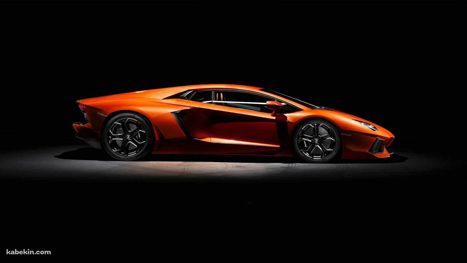 暗闇の中、停車するオレンジのランボルギーニの壁紙(1600px x 900px) 高画質 PC・デスクトップ用