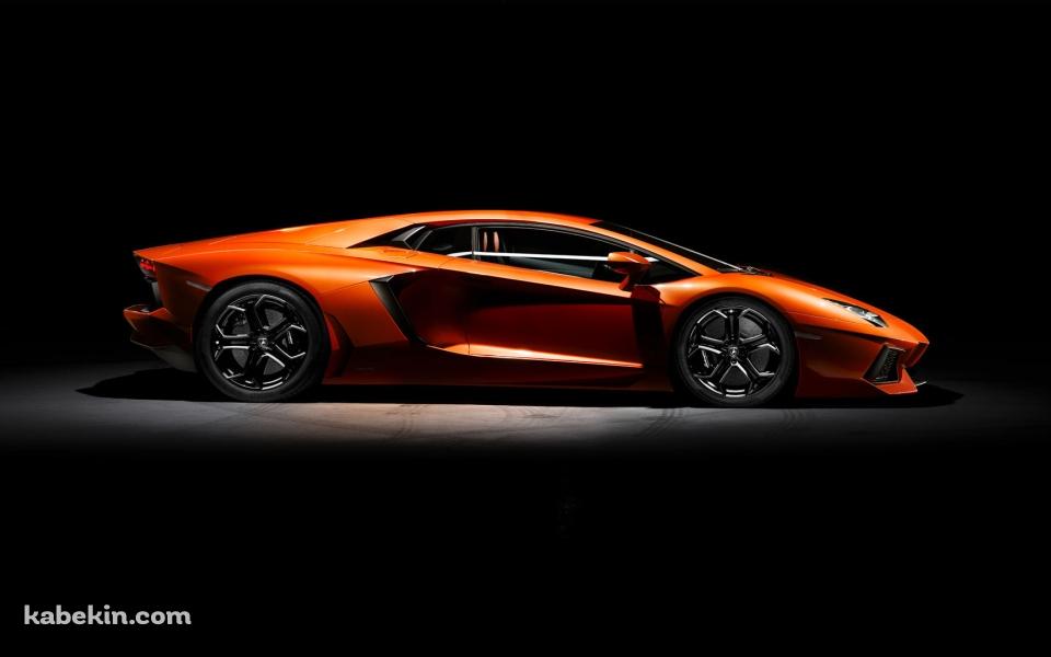 暗闇の中、停車するオレンジのランボルギーニの壁紙(960px x 600px) 高画質 PC・デスクトップ用