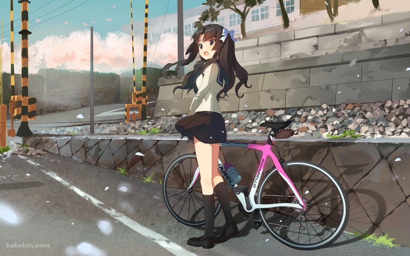 ピンク・白の自転車と神倉 冬音 / 踏切 / 南鎌倉高校女子自転車部の壁紙(1440px x 900px) 高画質 PC・デスクトップ用