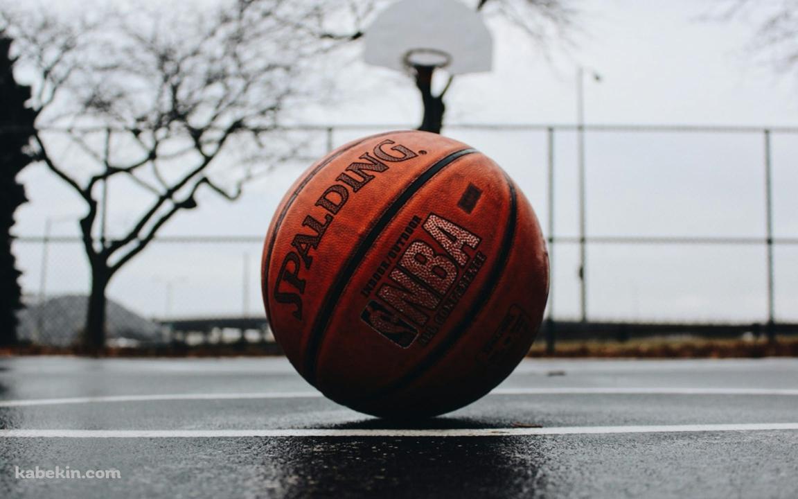 濡れた地面とバスケットボール / SPALDING / NBAの壁紙(1152px x 720px) 高画質 PC・デスクトップ用