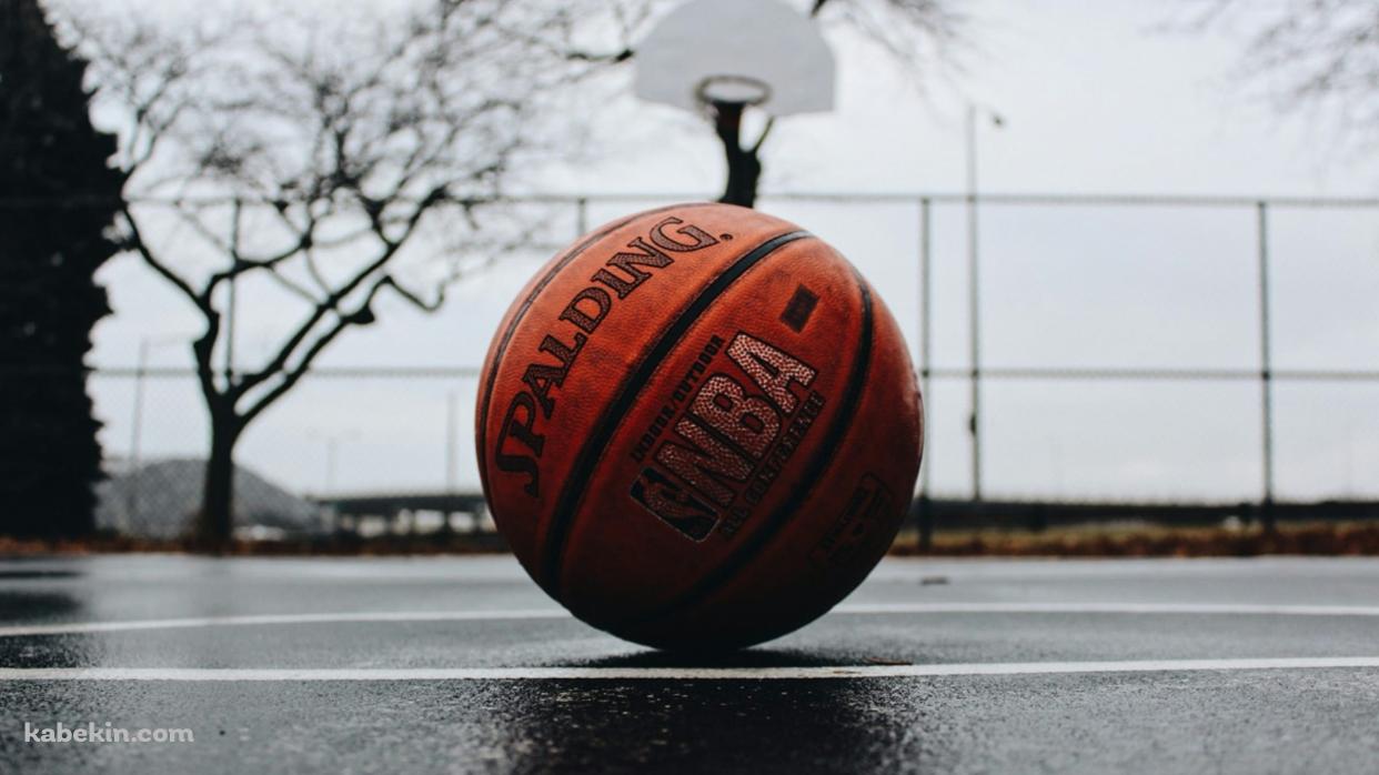 濡れた地面とバスケットボール / SPALDING / NBAの壁紙(1242px x 698px) 高画質 PC・デスクトップ用