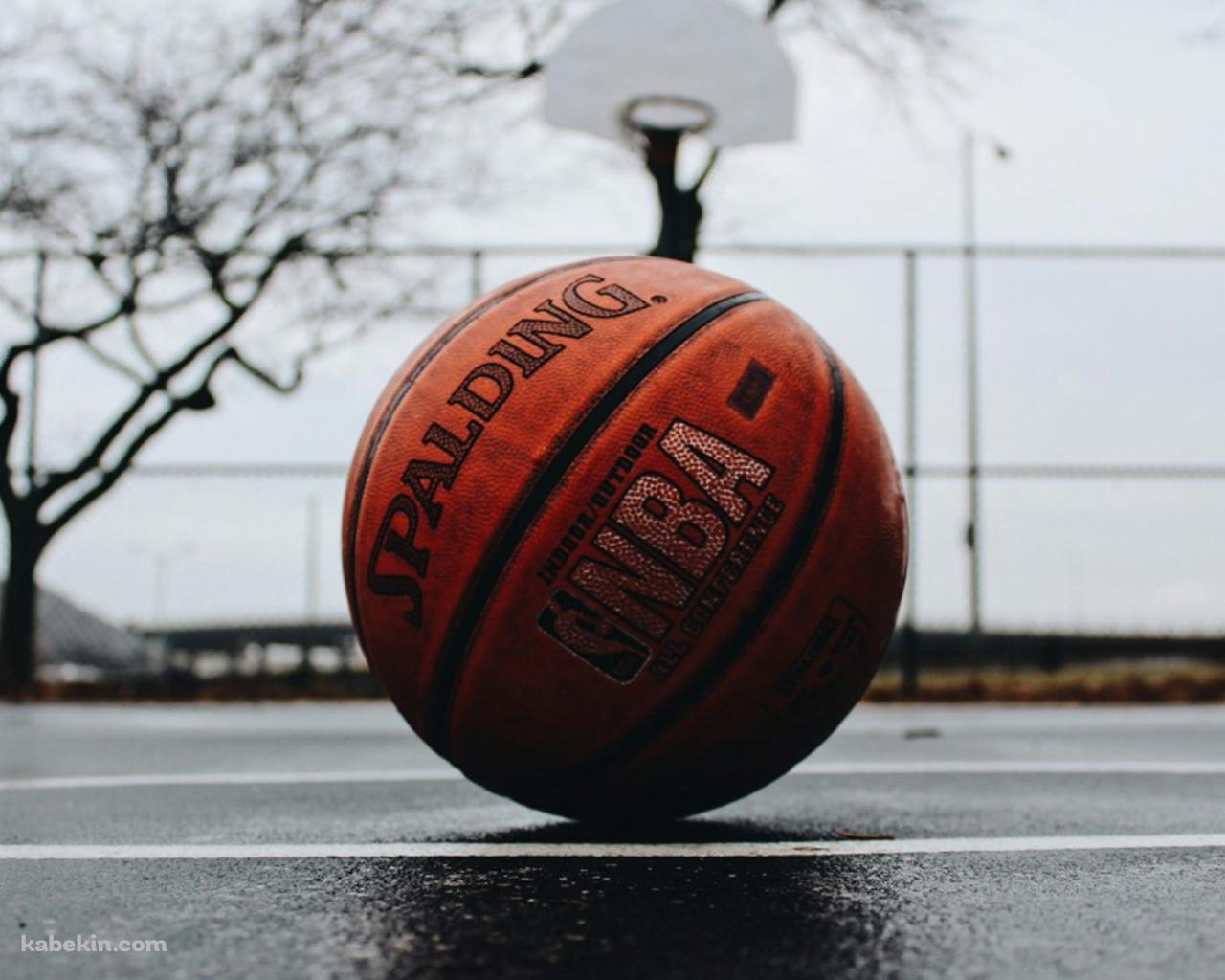濡れた地面とバスケットボール / SPALDING / NBAの壁紙(1280px x 1024px) 高画質 PC・デスクトップ用