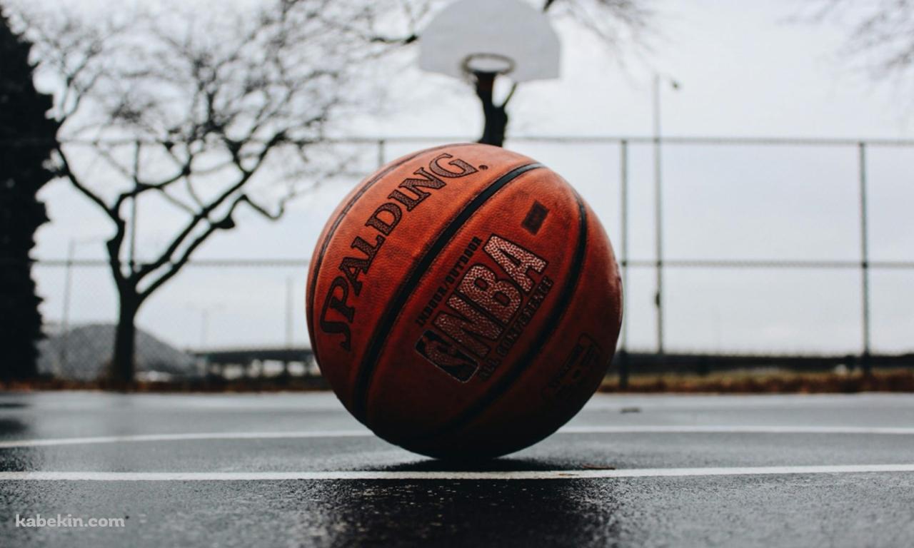 濡れた地面とバスケットボール / SPALDING / NBAの壁紙(1280px x 768px) 高画質 PC・デスクトップ用