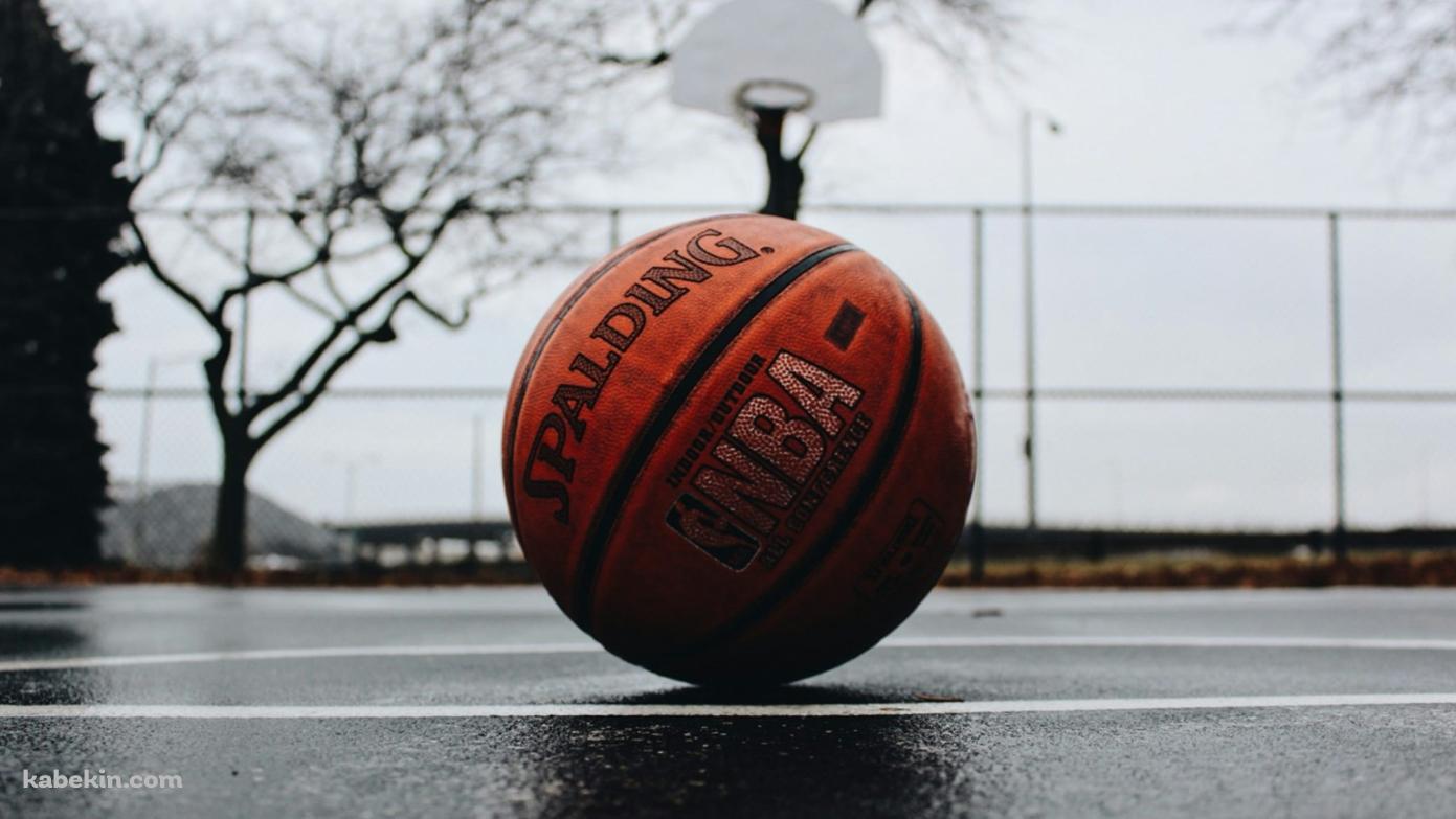 濡れた地面とバスケットボール / SPALDING / NBAの壁紙(1391px x 783px) 高画質 PC・デスクトップ用