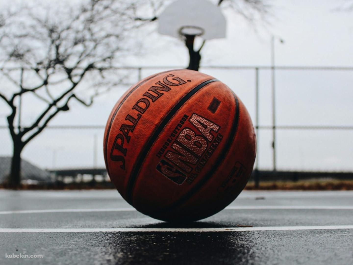 濡れた地面とバスケットボール / SPALDING / NBAの壁紙(1440px x 1080px) 高画質 PC・デスクトップ用