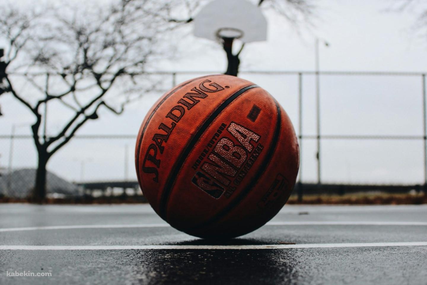 濡れた地面とバスケットボール / SPALDING / NBAの壁紙(1440px x 960px) 高画質 PC・デスクトップ用