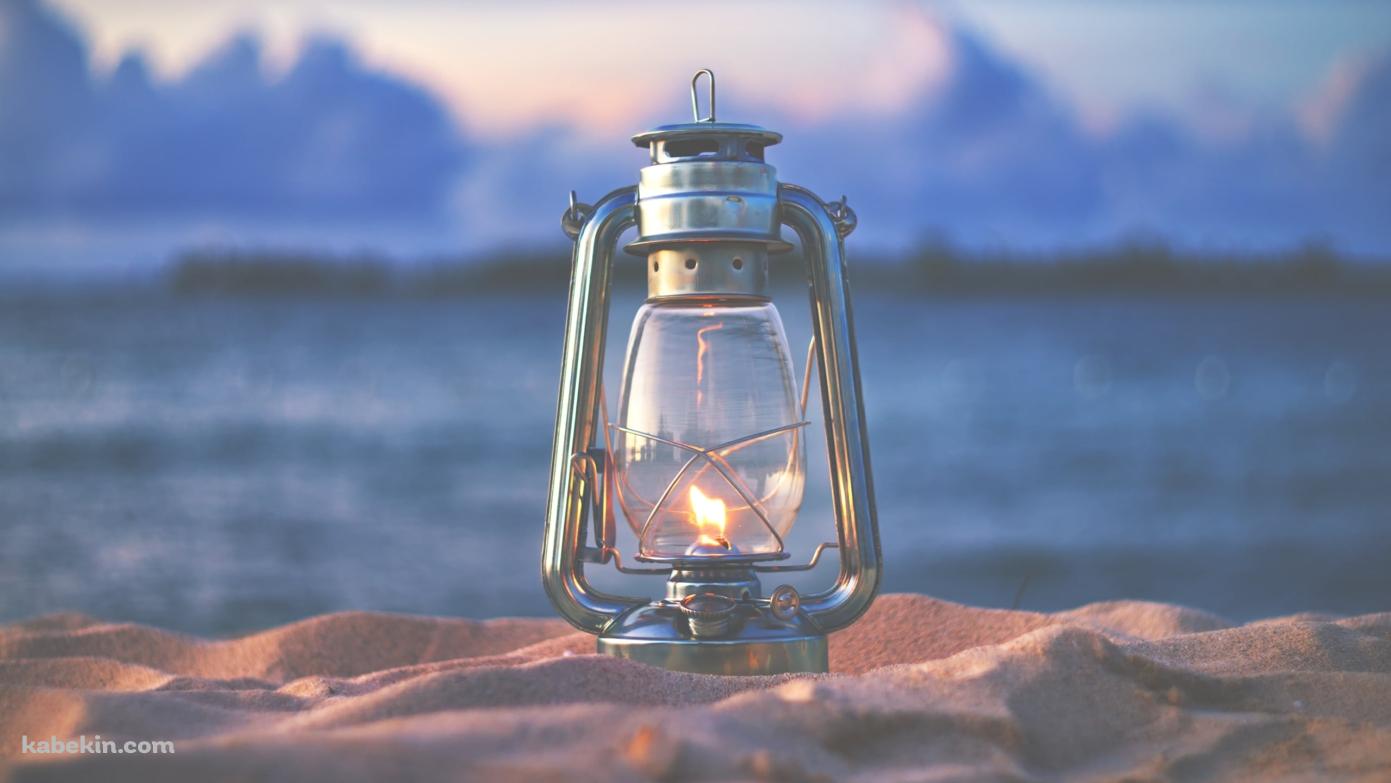 海と砂浜とランプ / Sea beach and lampの壁紙(1391px x 783px) 高画質 PC・デスクトップ用