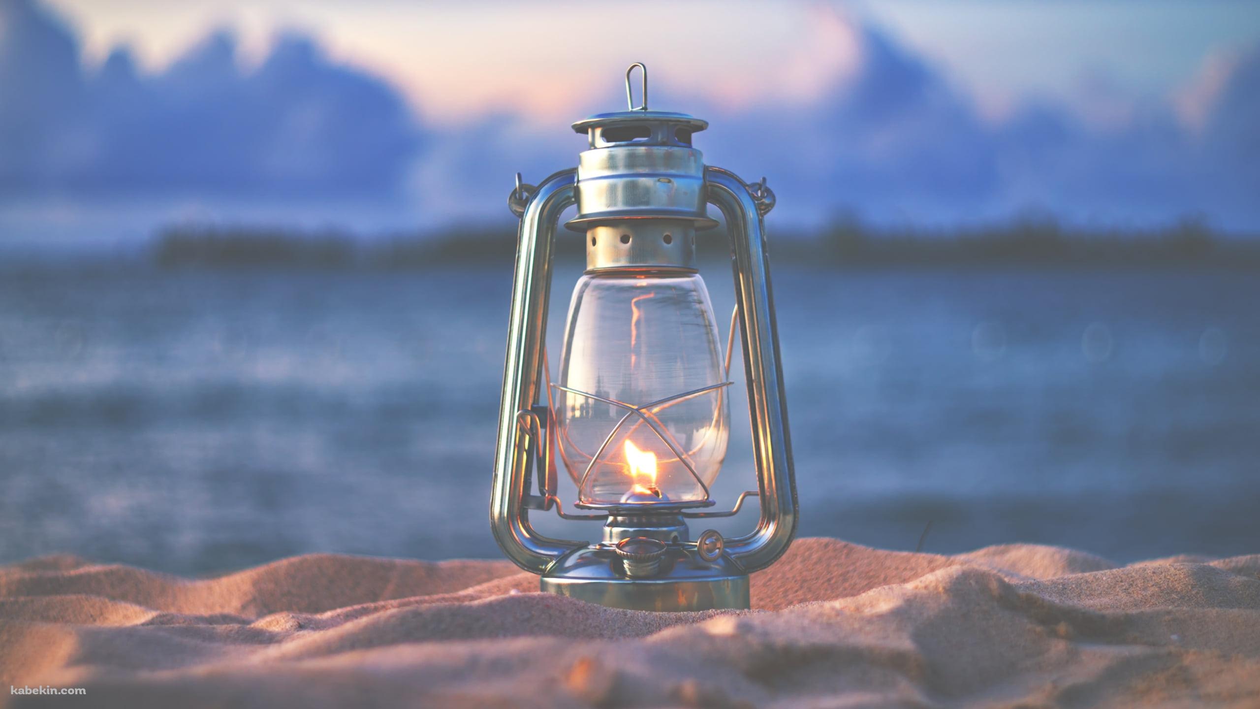 海と砂浜とランプ / Sea beach and lampの壁紙(2560px x 1440px) 高画質 PC・デスクトップ用