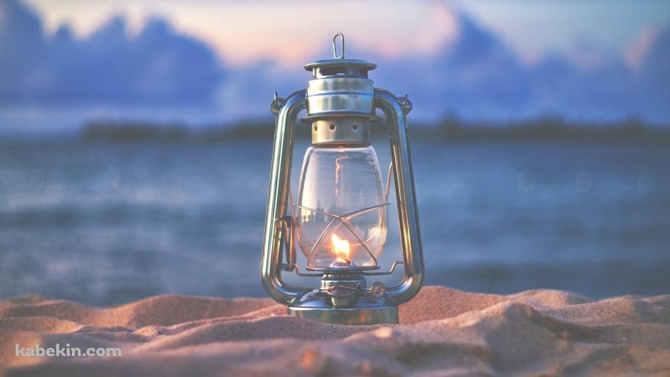 海と砂浜とランプ / Sea beach and lampの壁紙(960px x 540px) 高画質 PC・デスクトップ用