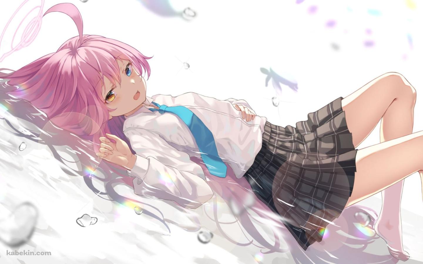 水の上に寝る制服姿の小鳥遊ホシノ / オッドアイ / ブルーアーカイブの壁紙(1440px x 900px) 高画質 PC・デスクトップ用